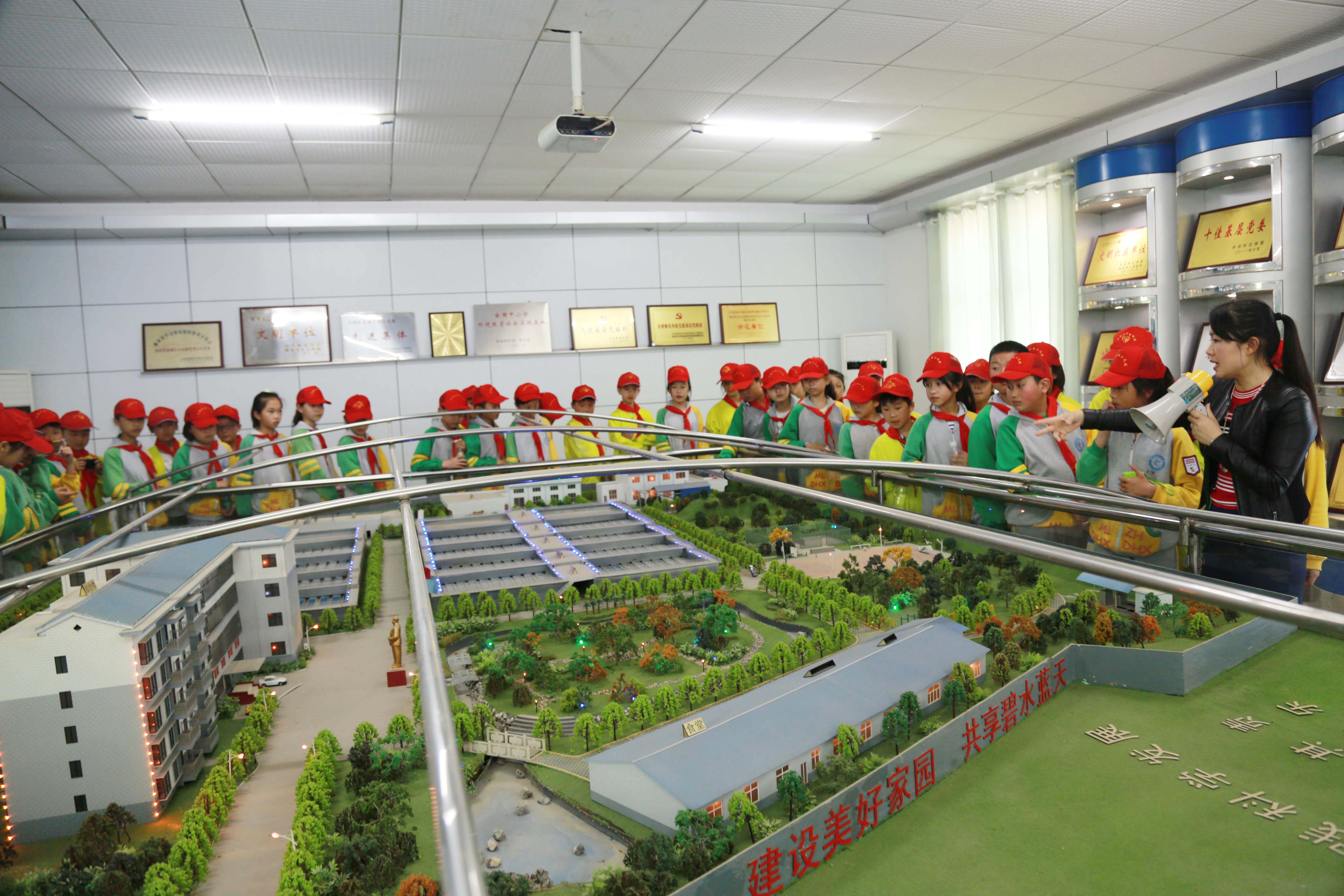 1584495306500385.jpg 城管進(jìn)校園 宏宇小學(xué)參觀市污水處理有限公司.jpg