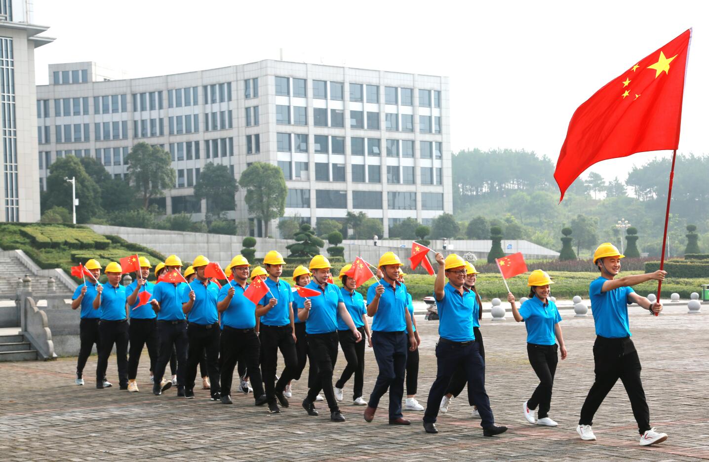 1584587458638299.jpg 20190711 參加城管系統(tǒng)建國70周年快閃活動.JPG